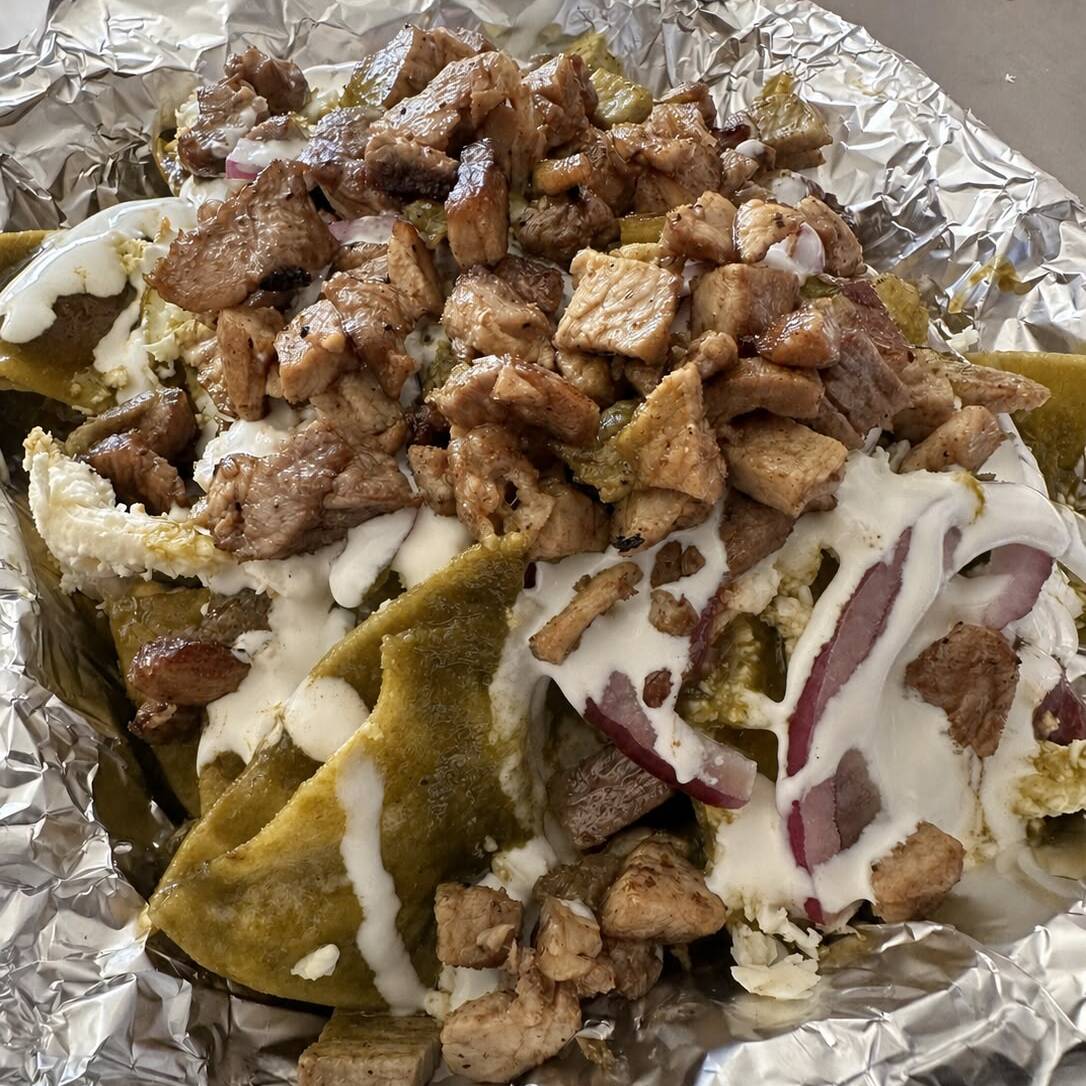 CHILAQUILES VERDES CON BISTEC NATURAL