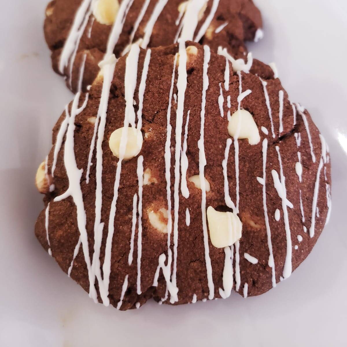 Galleta con chispas de chocolate blanco.