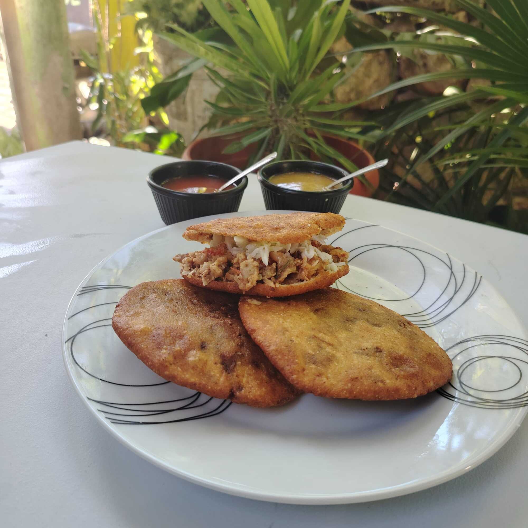 Gordita de Puyul Rellena de Chicharron
