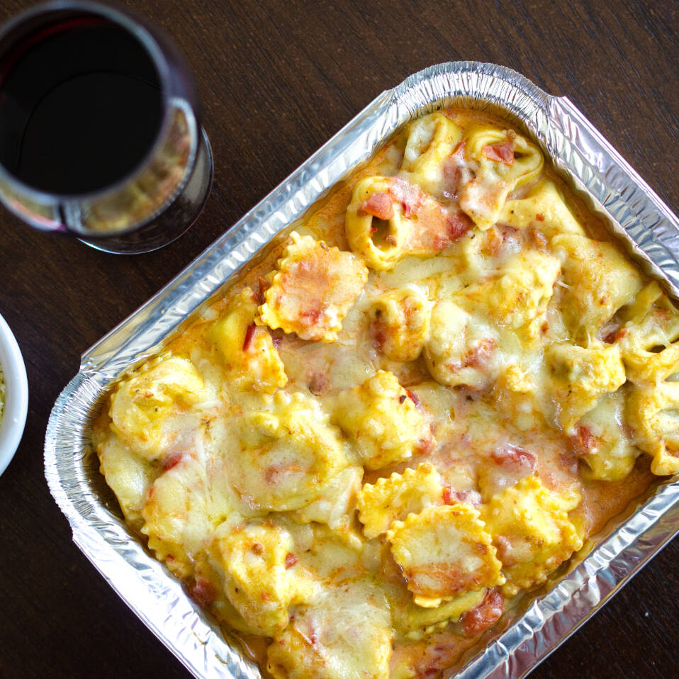molho napolitano, creme de leite, gorgonzolla, camarão 7 barba e gratinado com parmesão - Porção generosa. Serve 1 pessoa com fartura.