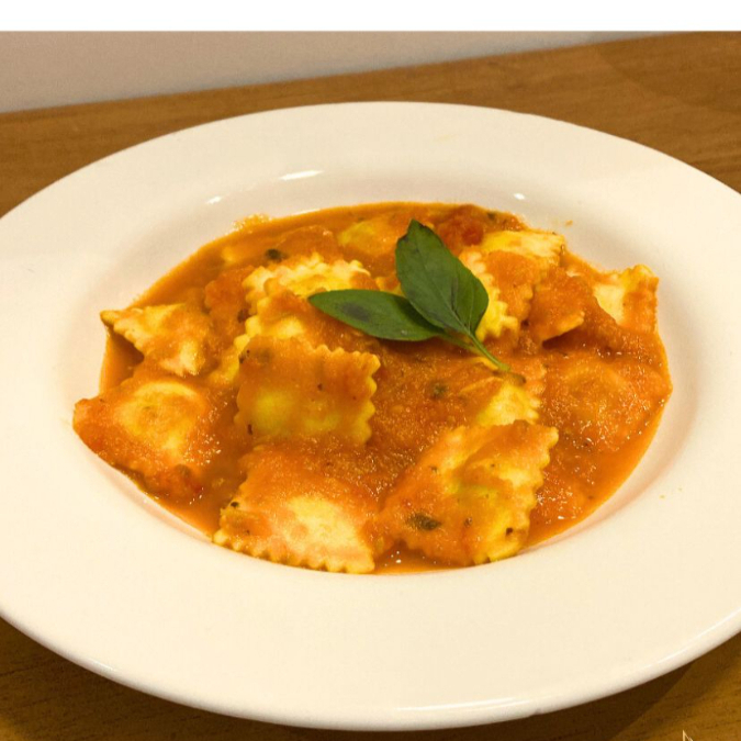 Massa fresca, recheada com carne, finalizado no molho pomodoro e manjericão.