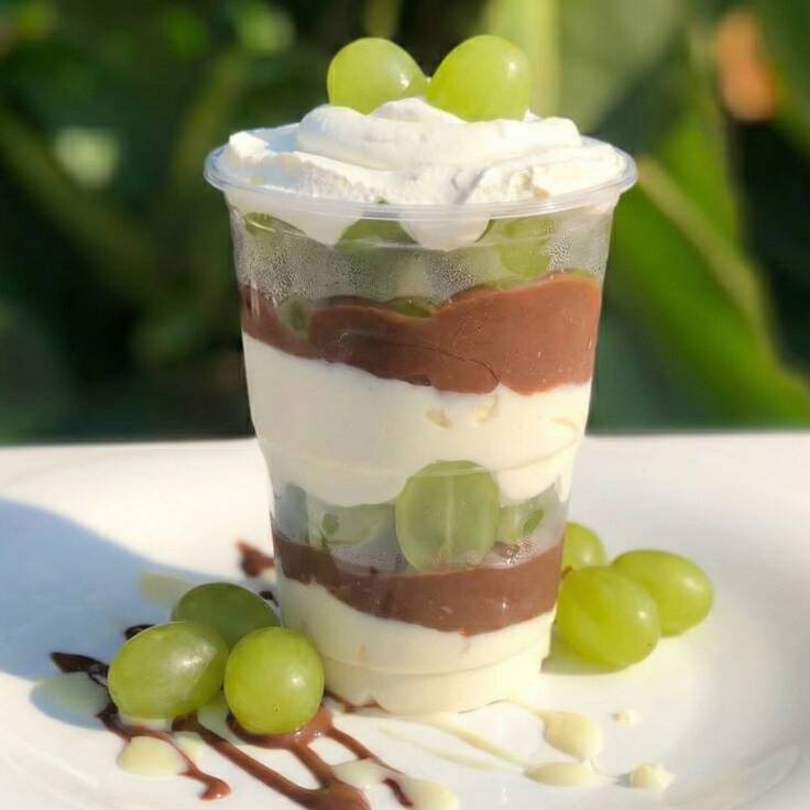 BRIGADEIRO DE CHOCOLATE E NINHO COM UVAS