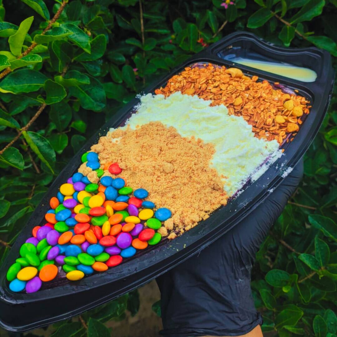 Açaí cremoso e super refrescante! Escolha seus complementos gratuitos, monte o açaí do seu jeito e aproveite a textura perfeita com ingredientes selecionados. Peça Já! *(Role a tela e selecione os complementos do seu açaí abaixo. Caso não selecione, enviaremos um mix especial escolhido pela loja!!)*