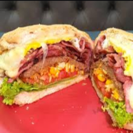 Pão, carne, bacon, calabresa, ovo, queijo, presunto, batata palha, salada e molho da casa