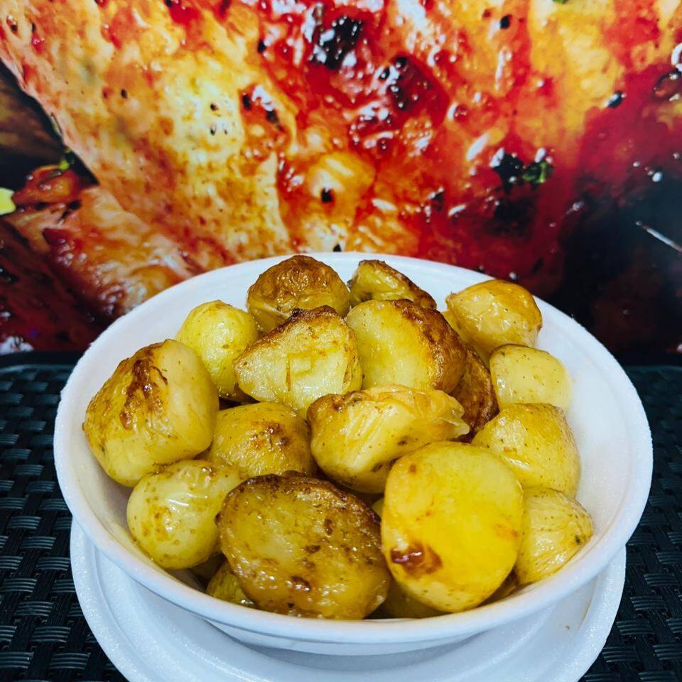 A porção de batatas (é aproximadamente de 500 a 600 g) temperadas à moda da casa tempero especial.