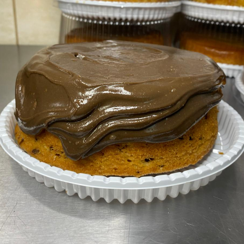 Bolo formigueiro, massa com gotas de chocolate, com muita cobertura de brigadeiro de chocolate, sabor que da água na boca.