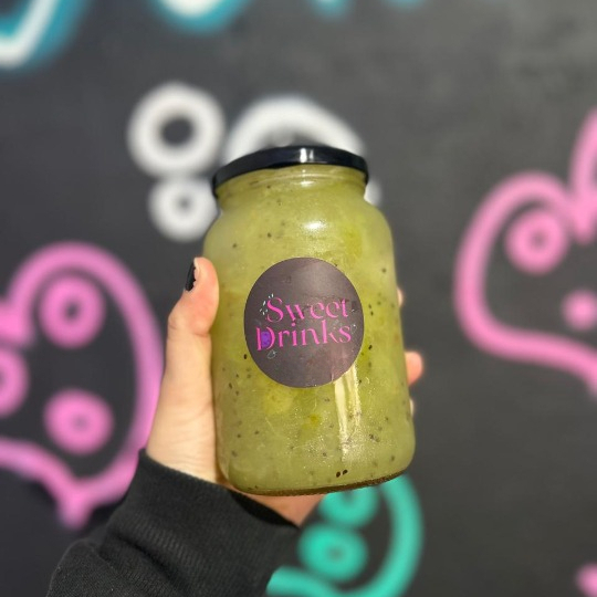 Caipirinha de uva com kiwi com saquê, copo de vidro de 600ml.