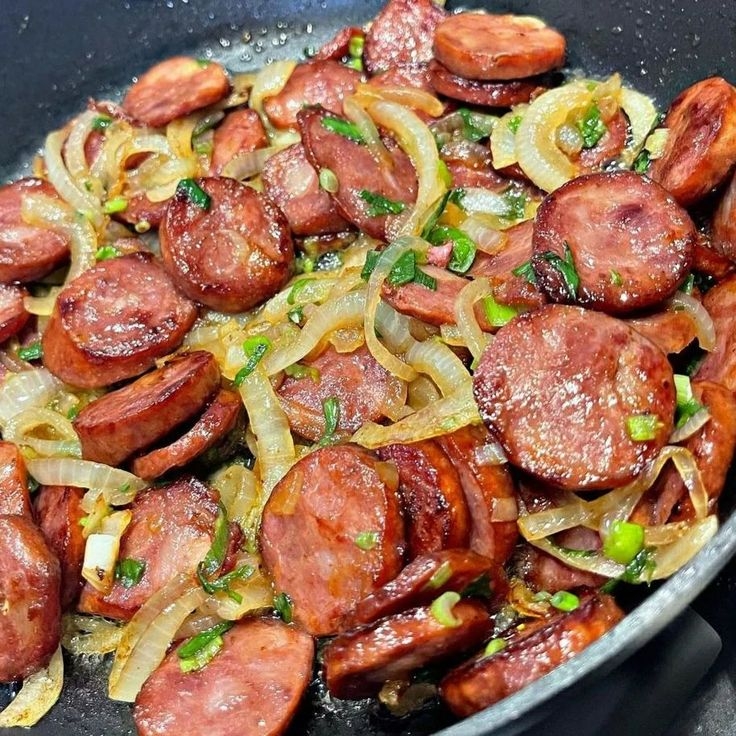 Deliciosa porção de calabresa acebolada contendo 450 gramas.