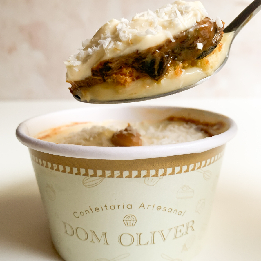 Creme de coco, doce de leite cozido com ameixa e um toque de rum, finalizado com aerado de nata.
