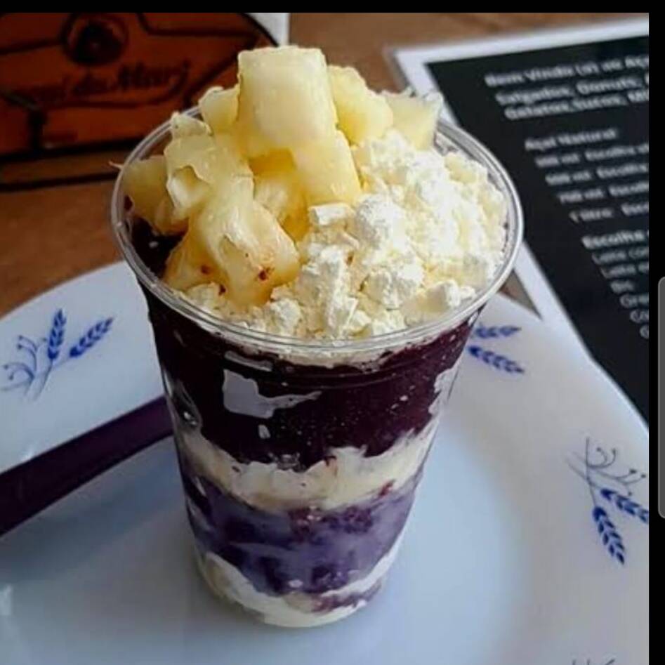 Delicioso açaí com abacaxi e calda, contém a mais leite em pó e leite condensado.