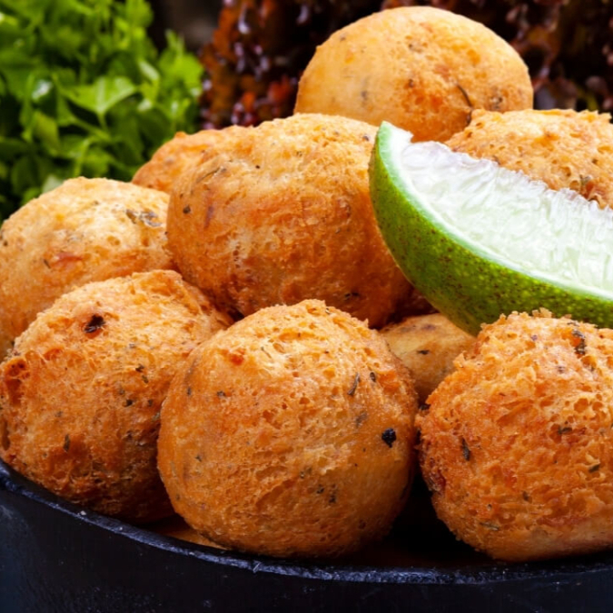 Saboreie nossos bolinhos de bacalhau: uma explosão de sabor português em cada mordida! Crocantes por fora, macios por dentro e recheados com o delicioso bacalhau. Uma tentação imperdível!