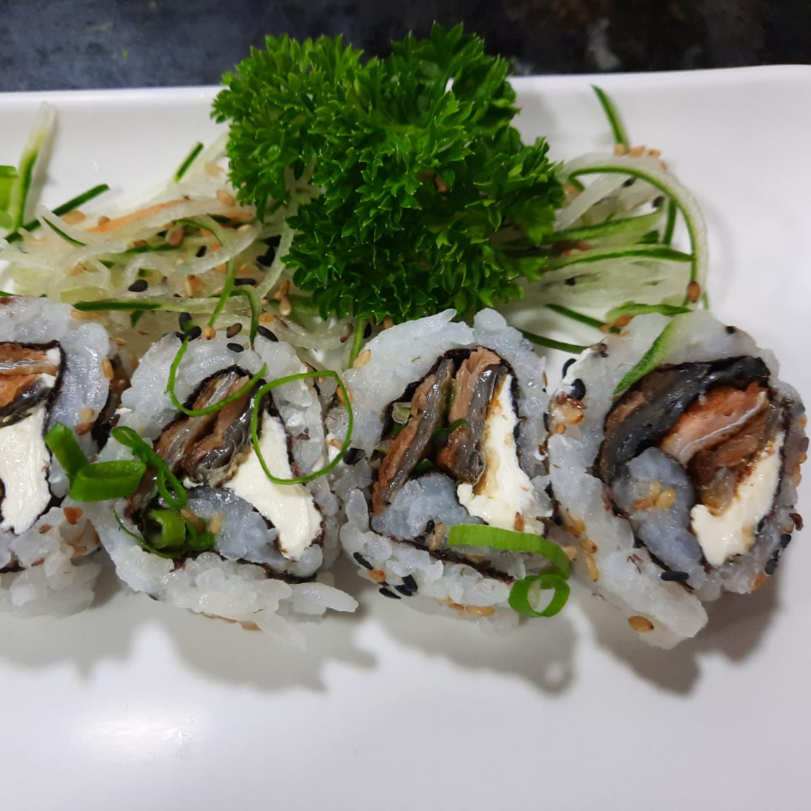 Arroz invertido, cream cheese, pele do salmão grelhada e gergelim