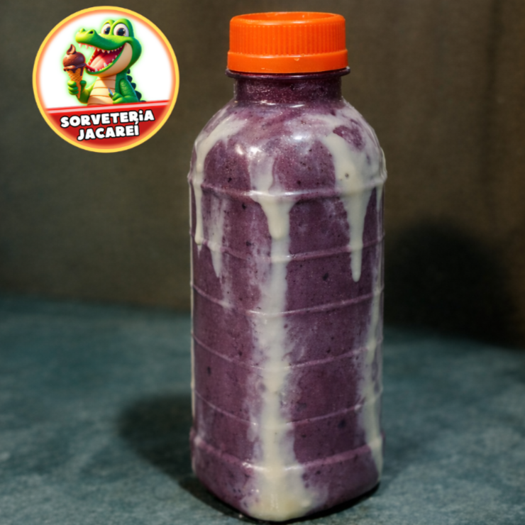 Vitamina cremosa e refrescante, feita com açaí, leite e banana. Batida na hora! Perfeita para qualquer momento!