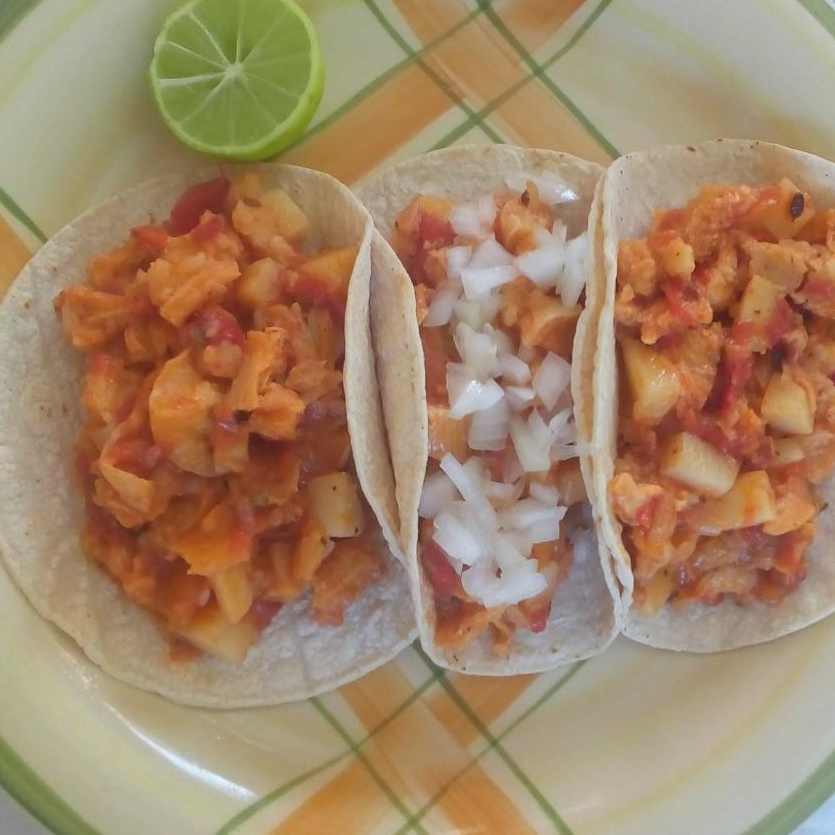 Taco de Pancita Guisada en Salsa Roja