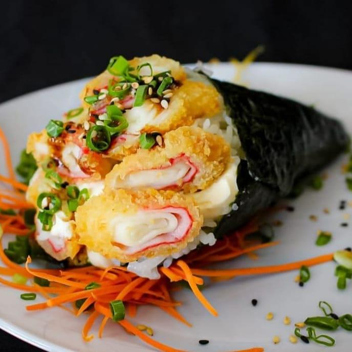 arroz enrolado na alga em forma de cone com recheio de kani crocante.