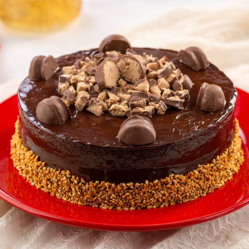 Nossa deliciosa massa de leite com pedaços de bombom
Serenata de Amor, duas camadas de recheio de amendoim,
coberto com brigadeiro, decorado com amendoim picado e
bombons Serenata no topo.
Bolo pequeno serve até 8 fatias.
Bolo grande serve até 16 fatias.