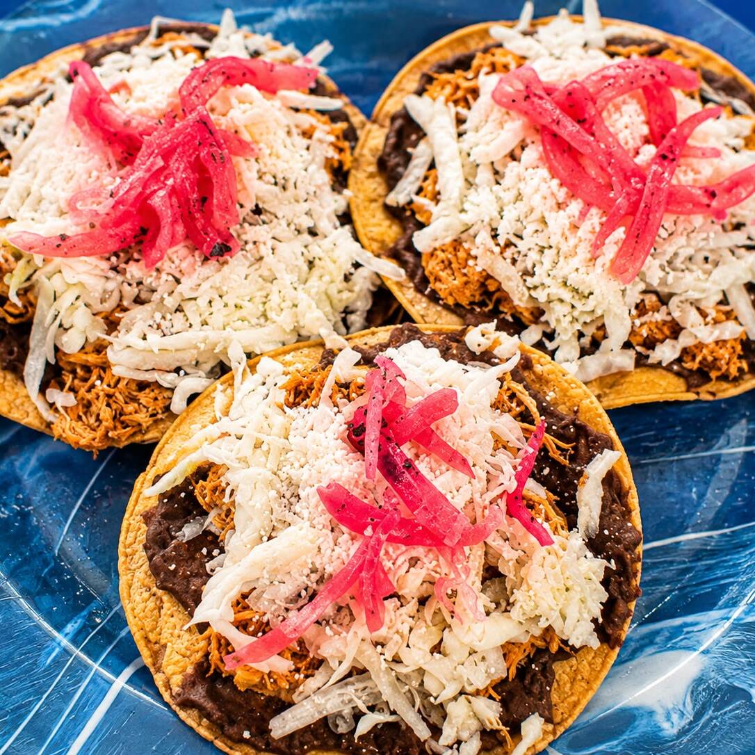 Tostada Tinga de Pollo