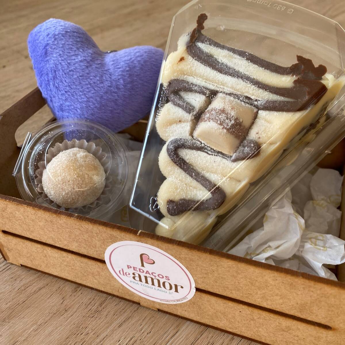 Um kit especial para elevar o Dia de quem você ama. Acompanha uma deliciosa fatia de pizza Kinder, um brigadeiro de Ninho e um chaveiro de pelúcia de coração em cor sortida.
