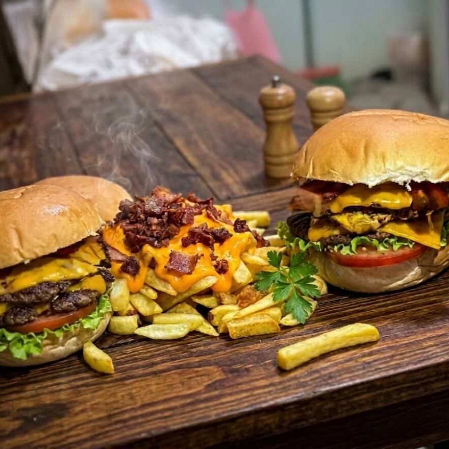 2 X-Tudo Acompanhados de uma Porção de Batata com Cheddar e Bacon e os Molhos:Molho Barbecue e Molho da Casa
