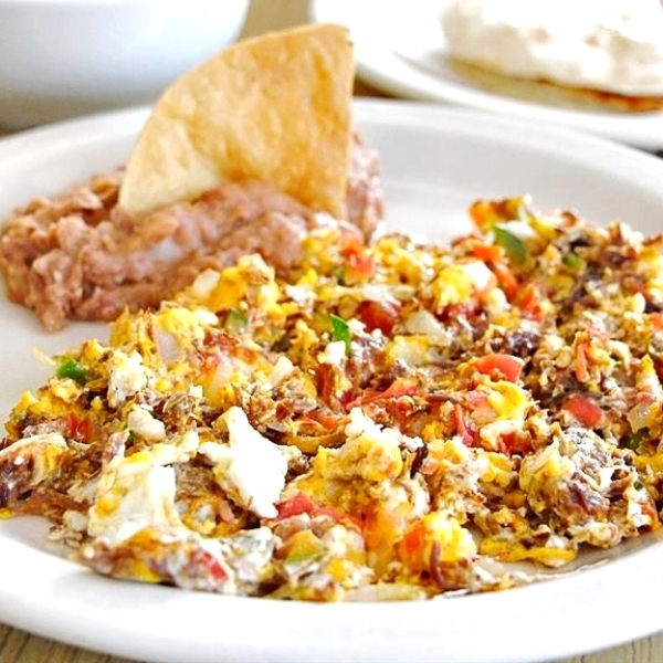 HUEVOS CON MACHACADO A LA MEXICANA