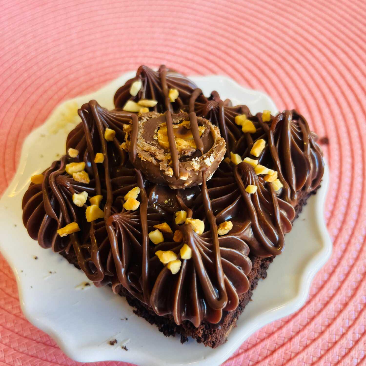 Brownie de chocolate com gotas de chocolate meio amargo, brigadeiro de chocolate, amendoim e Nutella