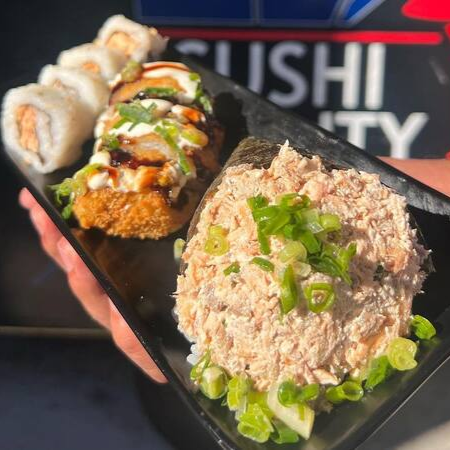 1 Temaki grelhado, 4 Hot Rolls grelhado e 4 bolinhos de salmão grelhados. Acompanha Coca-Cola 350ml com desconto.