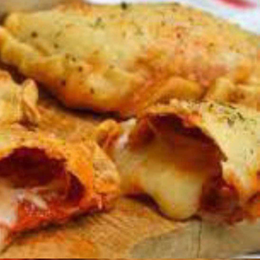 Empanada de Pizza Pepperoni y Queso Mozarella