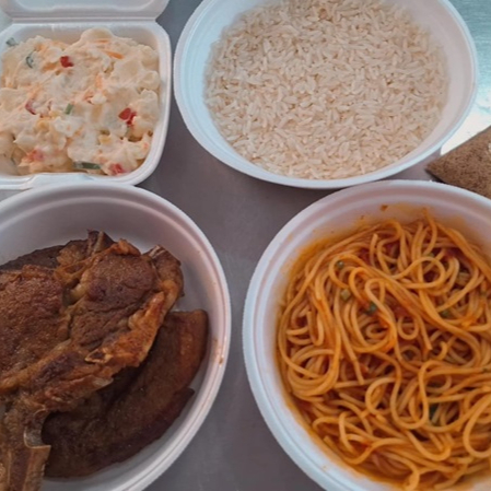 Acompanha 1 marmita pequena de arroz; 1 marmita pequena de macarrão; farofinha crocante da casa; 1 hamburgueira de maionese temperada e 300grs de contra filé suculento.