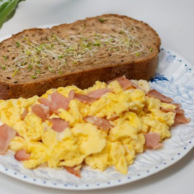 Sándwich de Huevos Revueltos con Tocino
