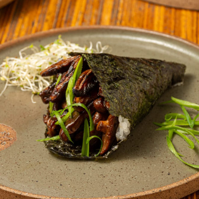 Shitake grelhado com molho da casa, servido em alga com arroz.