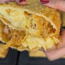 Pastel de 30cm recheado de ponta a ponta de frango desfiado com Catupiry Original