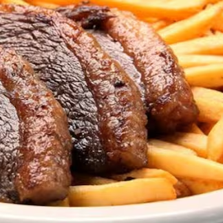 Arroz, feijão, farofa, fritas, salada do dia picanha frita.