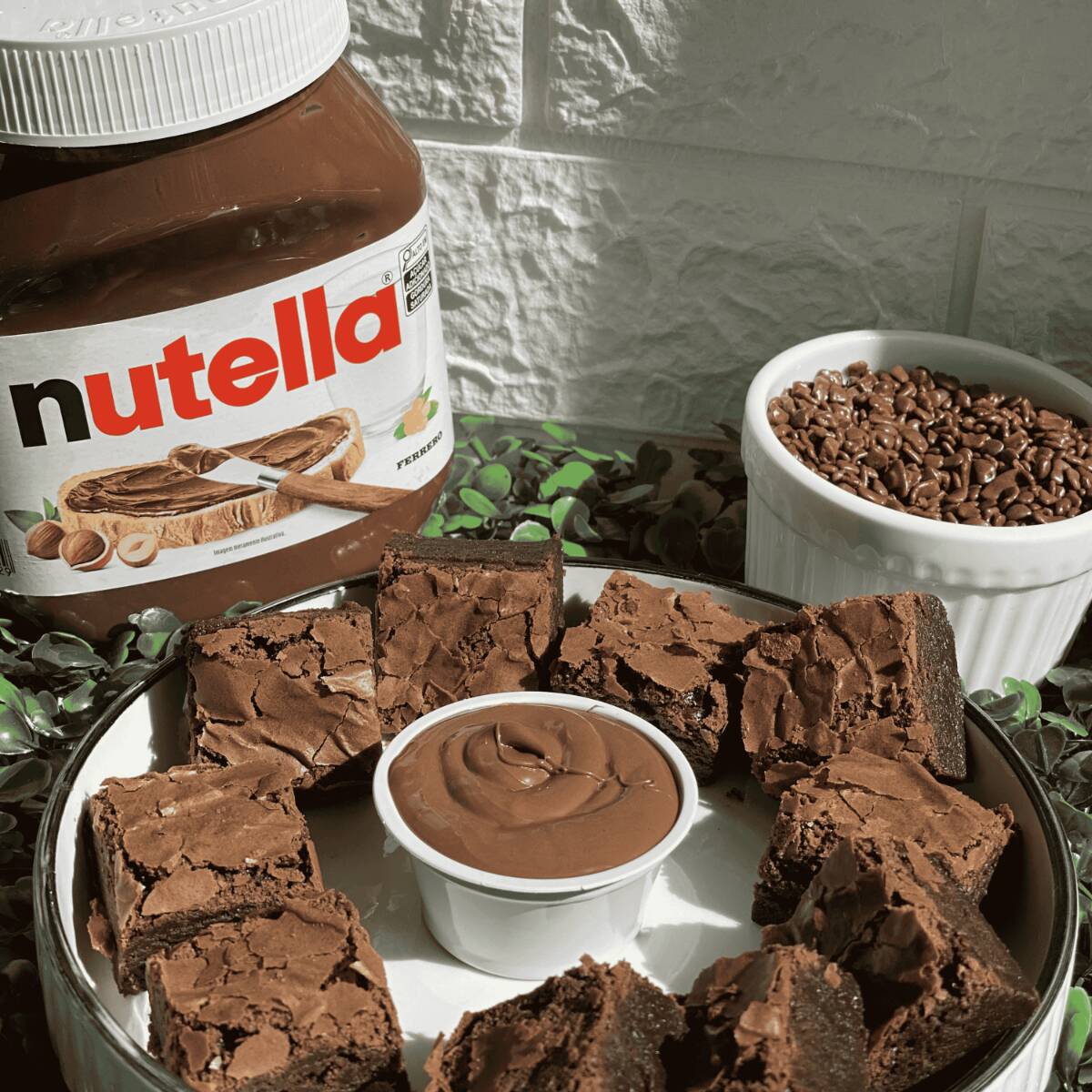 O nosso Afogadinho vem com 10 quadradinhos de brownies super macios e molhadinhos. E, claro, acompanha um potinho de recheio de 50g de Nutella pura e Original dentro para afogar cada pedacinho e deixar tudo ainda mais irresistível!