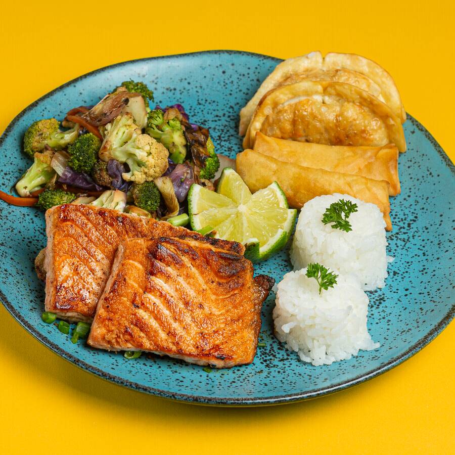 Delicioso salmão grelhado (200g), com legumes e gohan (imagem meramente ilustrativa)