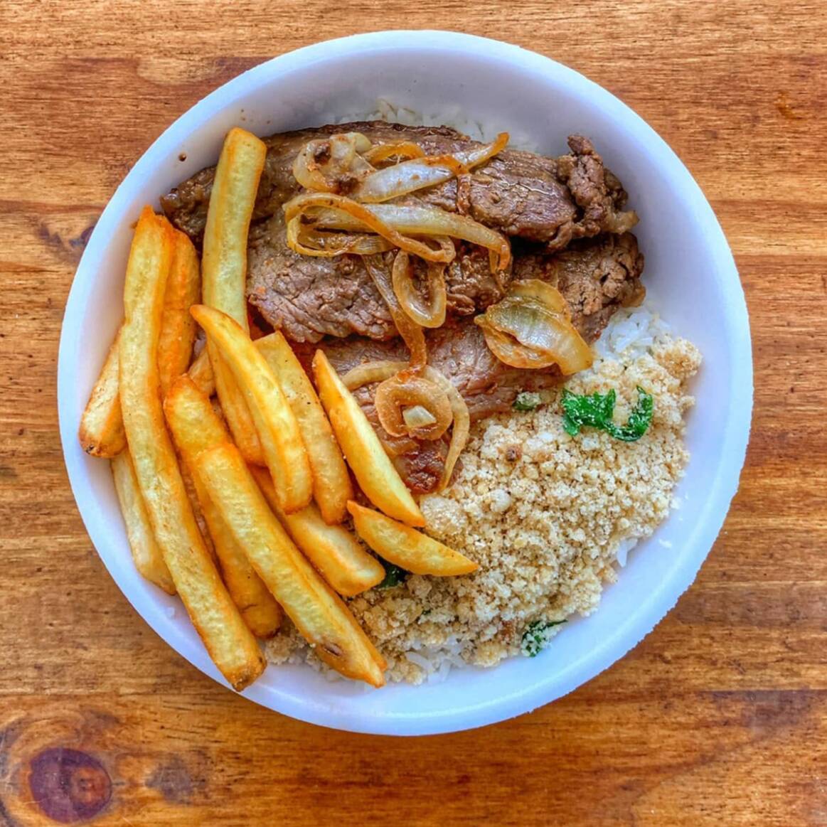 Delicioso contrafilé grelhado, acompanhado de arroz soltinho, feijão caseiro, fritas crocantes e a nossa farofa da casa. Uma refeição completa, caprichada e cheia de sabor