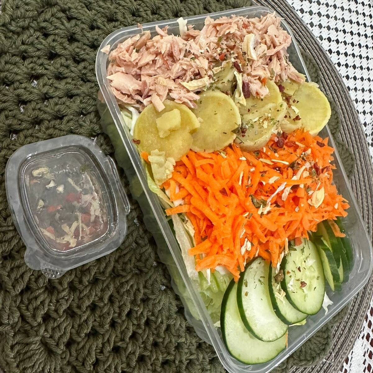 Alface, pepino, cenoura, batata doce, atum. Acompanha molho