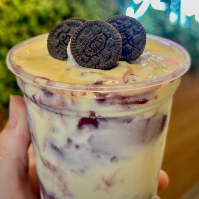 Açaí com Creme branco com pedacinhos de Cookies finalizado com as deliciosas bolachinhas Oreo.