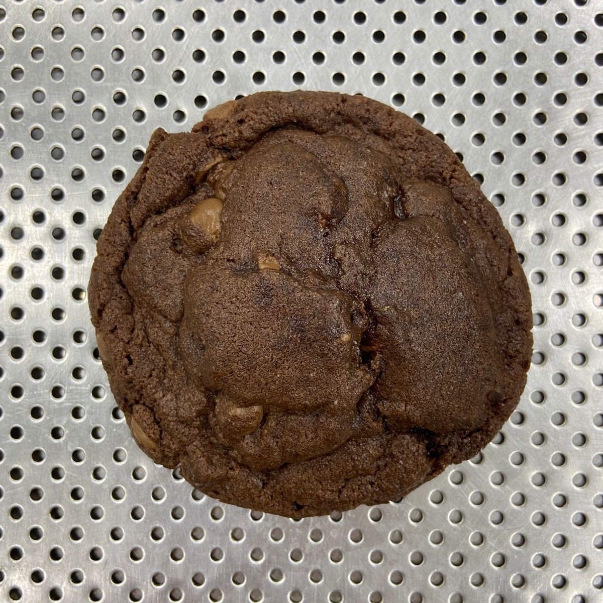 nosso maravilhoso cookies com massa de chocolate e gotinhas de chocolate , incrívelmente delicioso! peso aproximado 55g.