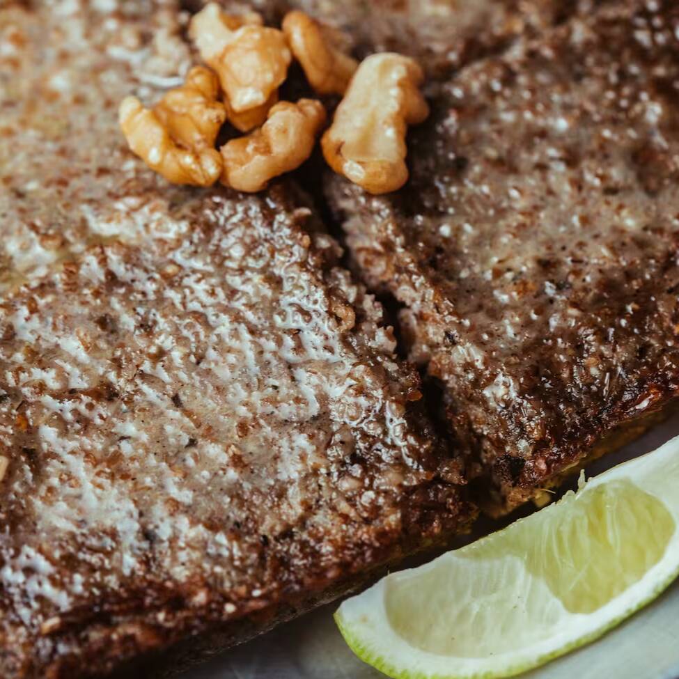 Refeição completa com kibe assado de 150g, preparado à moda árabe, acompanhado de 2 opções à sua escolha entre pastas, esfihas, arrozes e saladas. Uma opção prática, saborosa e equilibrada para o seu almoço.