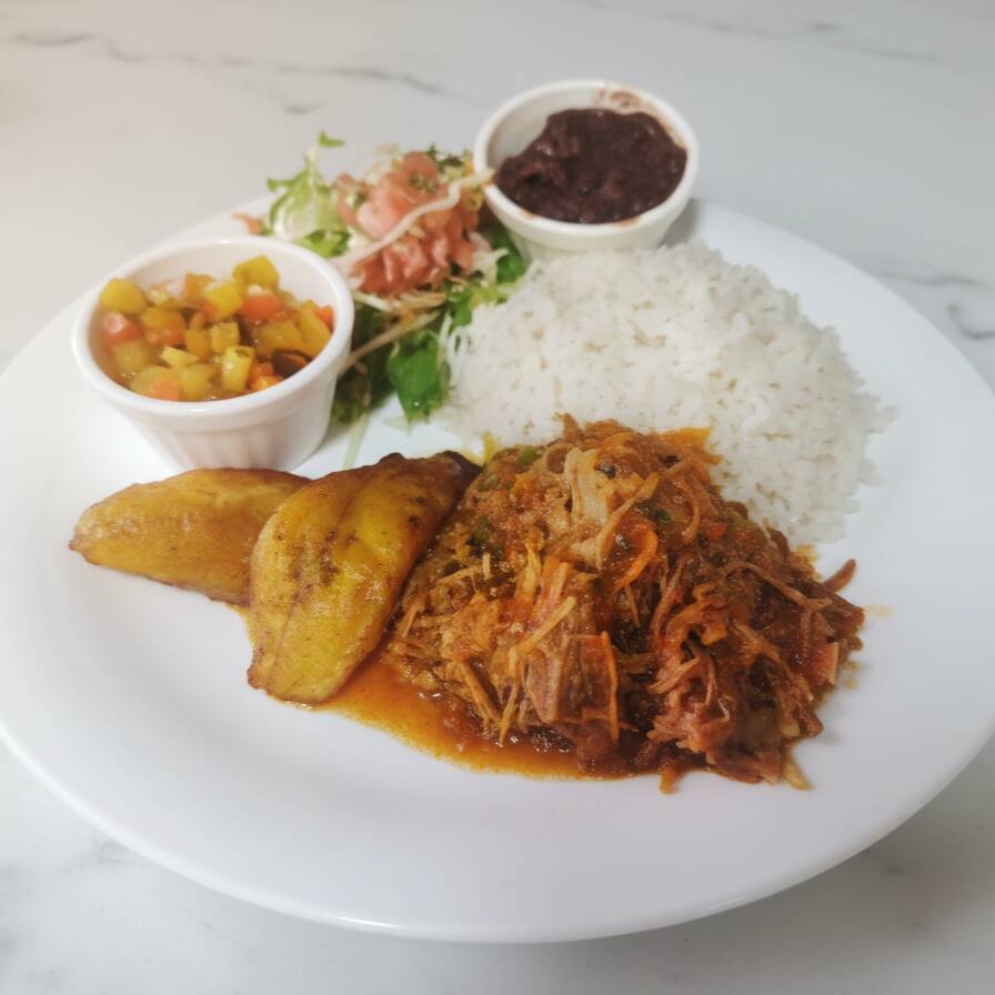 Casado de Carne Mechada + Refresco Natural