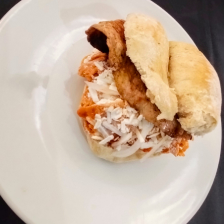 Torta de Chilaquiles con Bistec de Cerdo