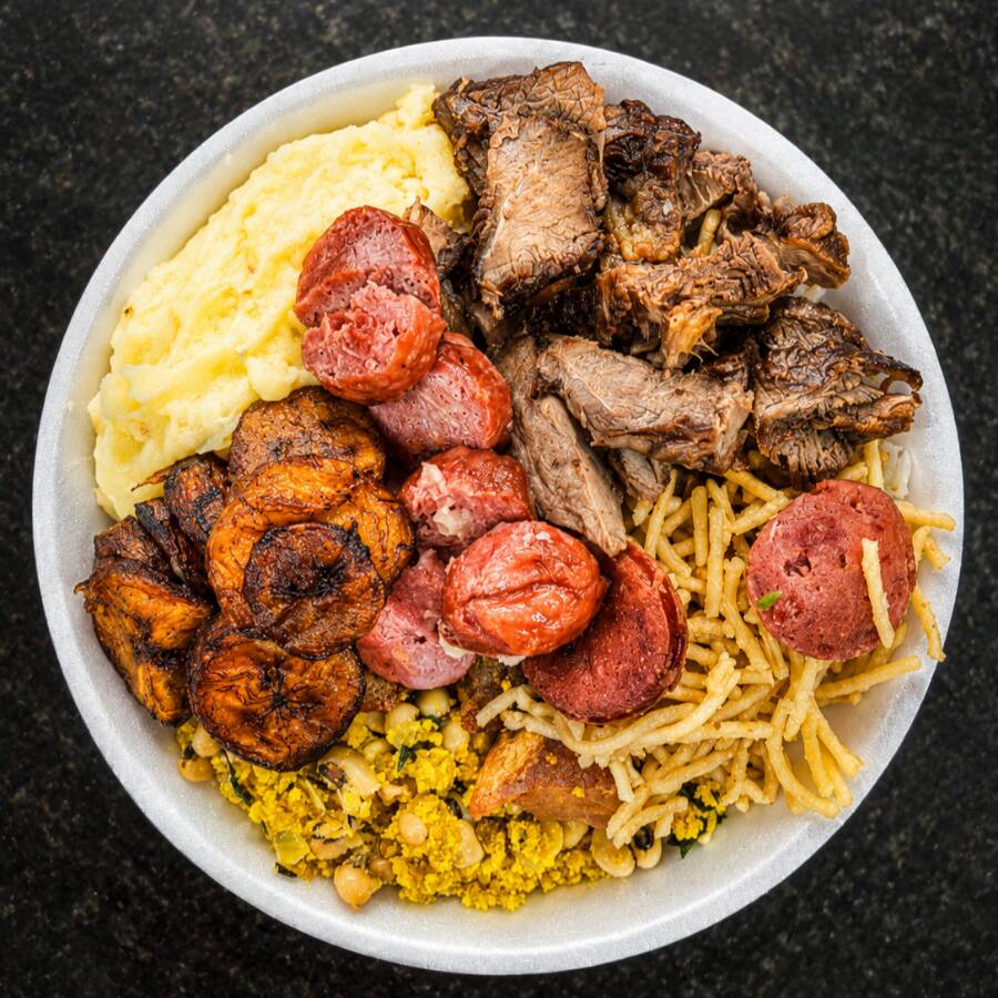 Arroz, Feijao tropeiro, churrasco, Linguiça, Pure de batata, Mararrao alho e oleo, Banana Frita e Salada