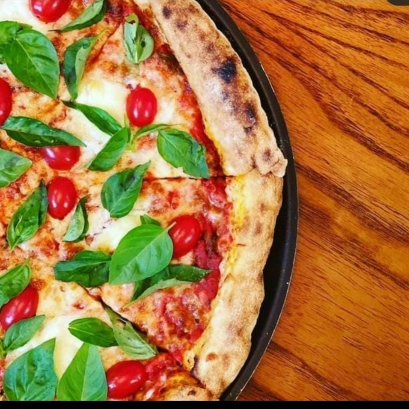 Uma opção leve e sofisticada. Sobre o nosso molho de tomate artesanal e uma base de muçarela, dispomos tomates frescos fatiados, muçarela de búfala e folhas de manjericão. O equilíbrio perfeito entre simplicidade e sabor refinado.