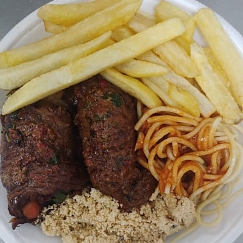 Bife à rolê, Arroz, feijão, macarrão e farofa