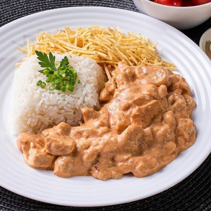 Acompanha arroz soltinho e batata palha