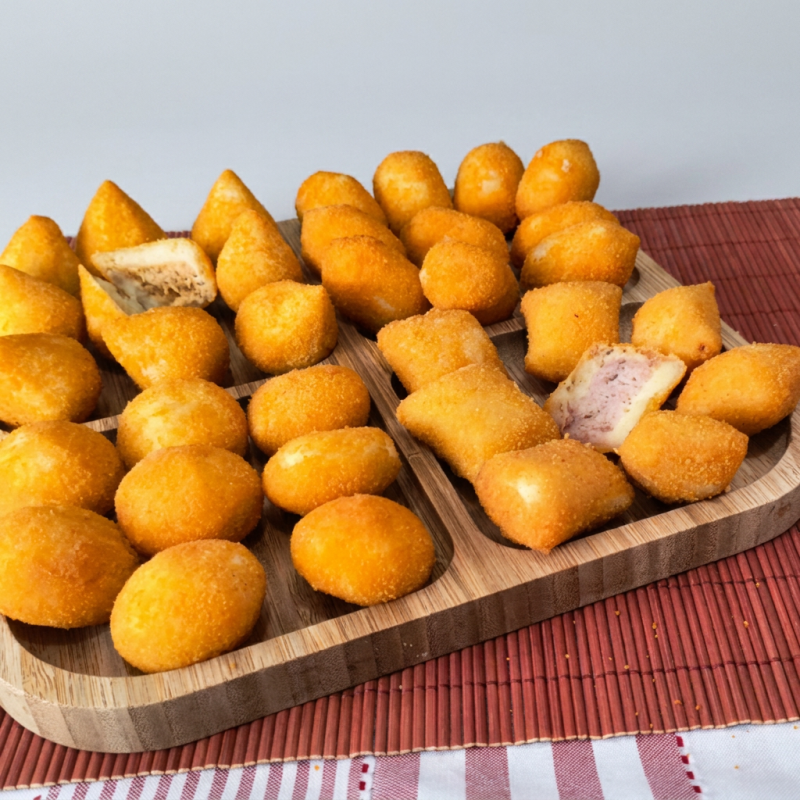 Salgados fritos na hora, com um empanamento especial que garante crocância e leveza a cada mordida. Nossos salgados são sempre sequinhos e saborosos, preparados com todo o cuidado para oferecer a melhor qualidade para você!