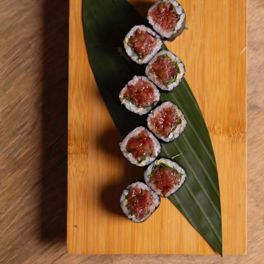 8 peças de Hossamaki de atun, pepino com tartar de atun