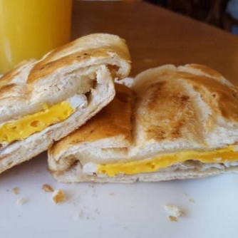 Pão francês , 2 ovos