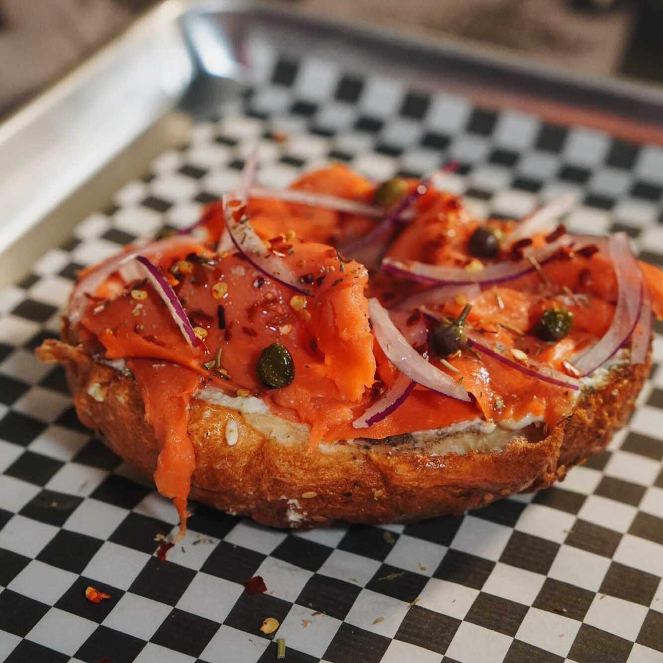 Salmón Bagel + Complemento