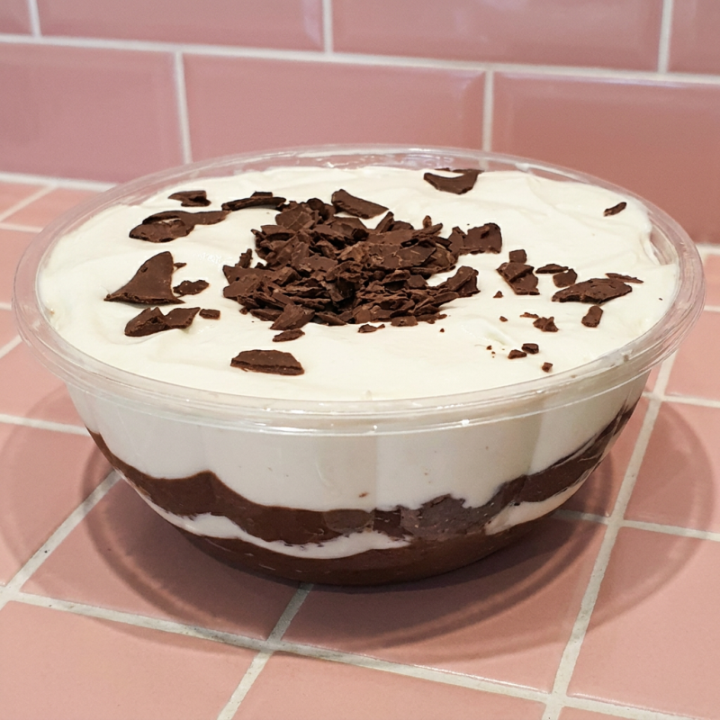 Mousse de leite em pó trufado, pão de ló de chocolate e ganache de chocolate meio amargo. Serve em média de 4 pessoas.